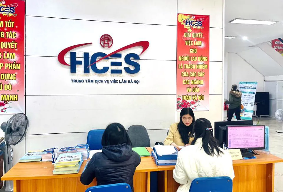 Nhiều người lao động đến Trung tâm Dịch vụ việc làm Hà Nội đăng ký tìm việc làm, sáng ngày 31/1/2023. Ảnh: Thúy Bình