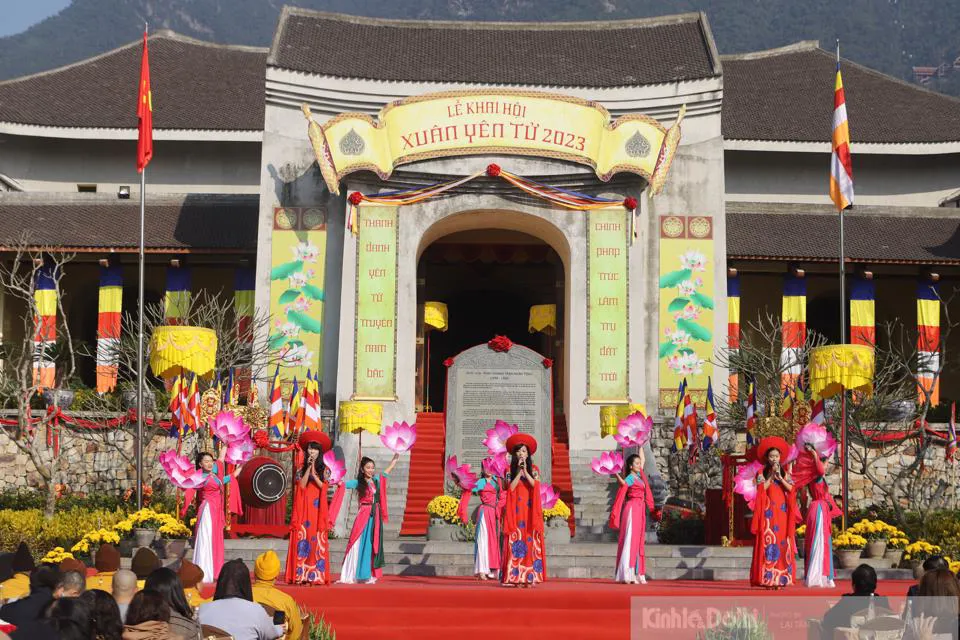 Đoàn người dâng lễ tại Khai hội Xuân Yên Tử 2023. Ảnh: Minh An