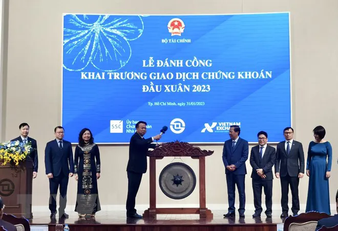 Thứ trưởng Bộ Tài chính Nguyễn Đức Chi đánh cồng khai phiên giao dịch đầu xuân năm 2023. (Ảnh: Hứa Chung/TTXVN)