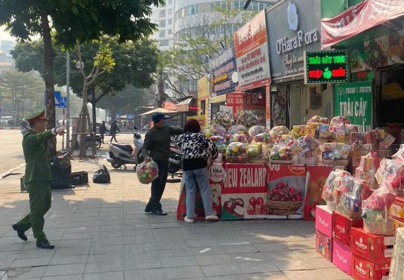 Lực lượng chức năng phường Yên Hòa kiểm tra, xử lý các trường hợp lấn chiếm vỉa hè làm nơi kinh doanh.
