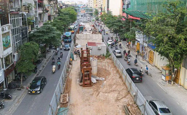 o chắn cố định trên đường Chùa Bộc chiều dài khoảng 125m, bề rộng rào chắn 10m. Bề rộng mặt đường Chùa Bộc còn lại mỗi bên khoảng 5,5-7m. Ảnh: VGP/Minh Anh