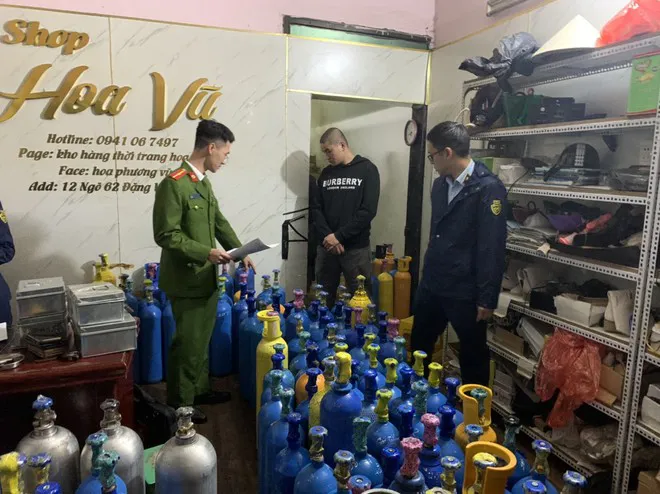 Phát hiện vụ vận chuyển, tàng trữ khí cười lớn tại Hà Nội
