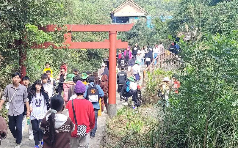 Du khách thập phương hành hương về chùa Hương Tích dịp đầu Xuân mới Quý Mão 2023. Ảnh: Văn Chương