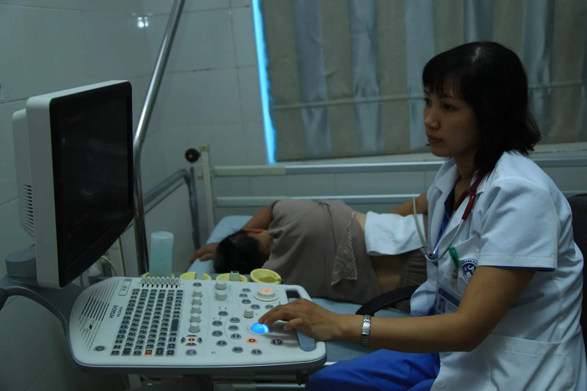 Khám và điều trị cho bệnh nhân tại Bệnh viện Đa khoa Xanh Pôn. Ảnh: Phạm Hùng
