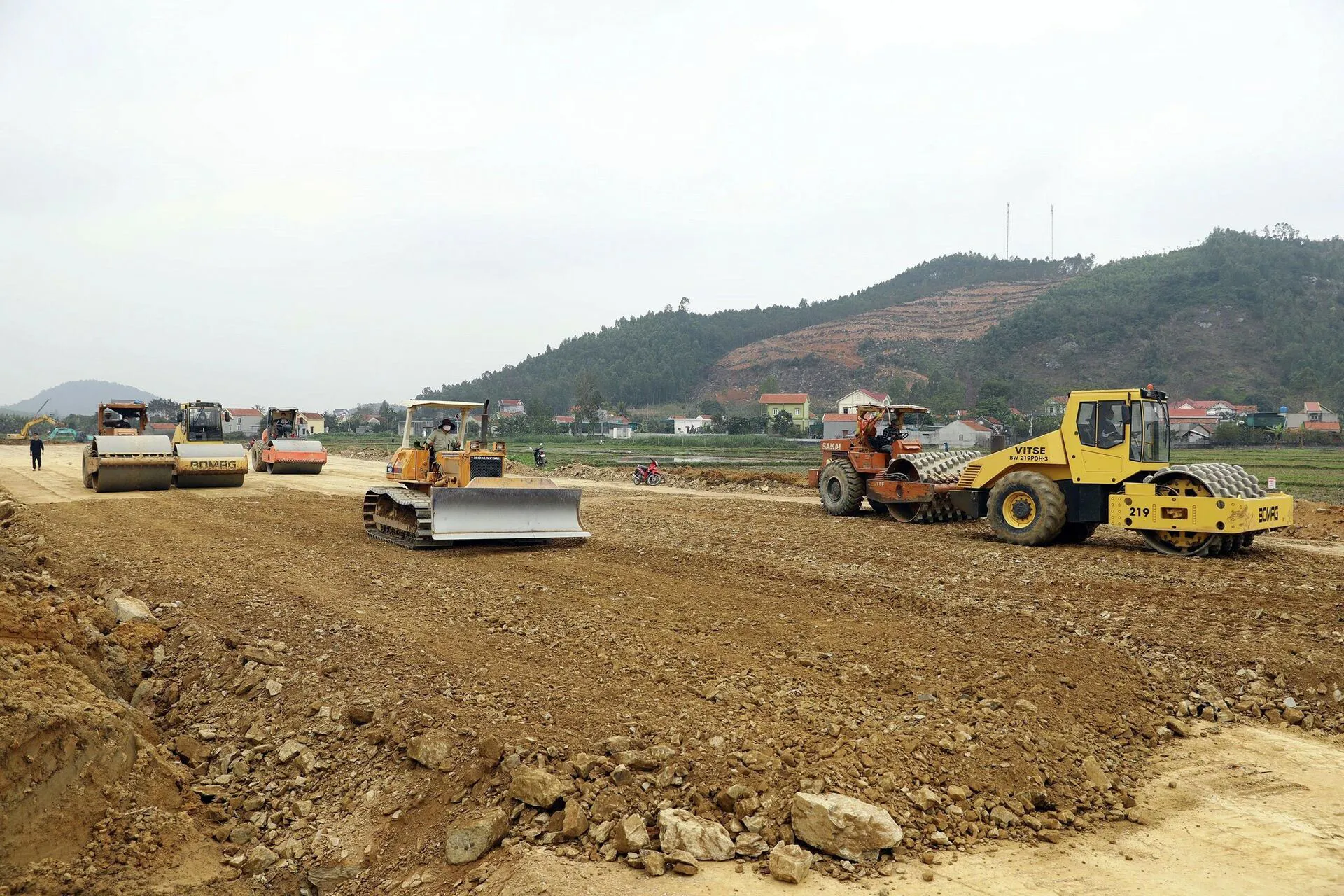 Trên công trường cao tốc Bắc - Nam phía đông đoạn Nghi Sơn - Diễn Châu. Ảnh: Huy Hùng