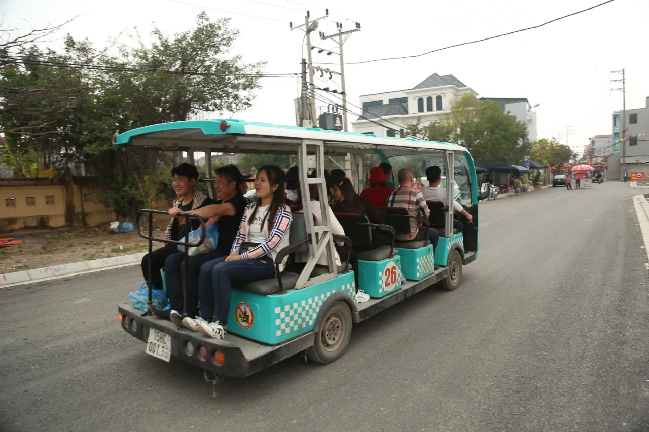 Thí điểm xe điện bốn bánh chở khách tại chùa Hương còn nhiều bất cập. Ảnh: Ngọc Hải