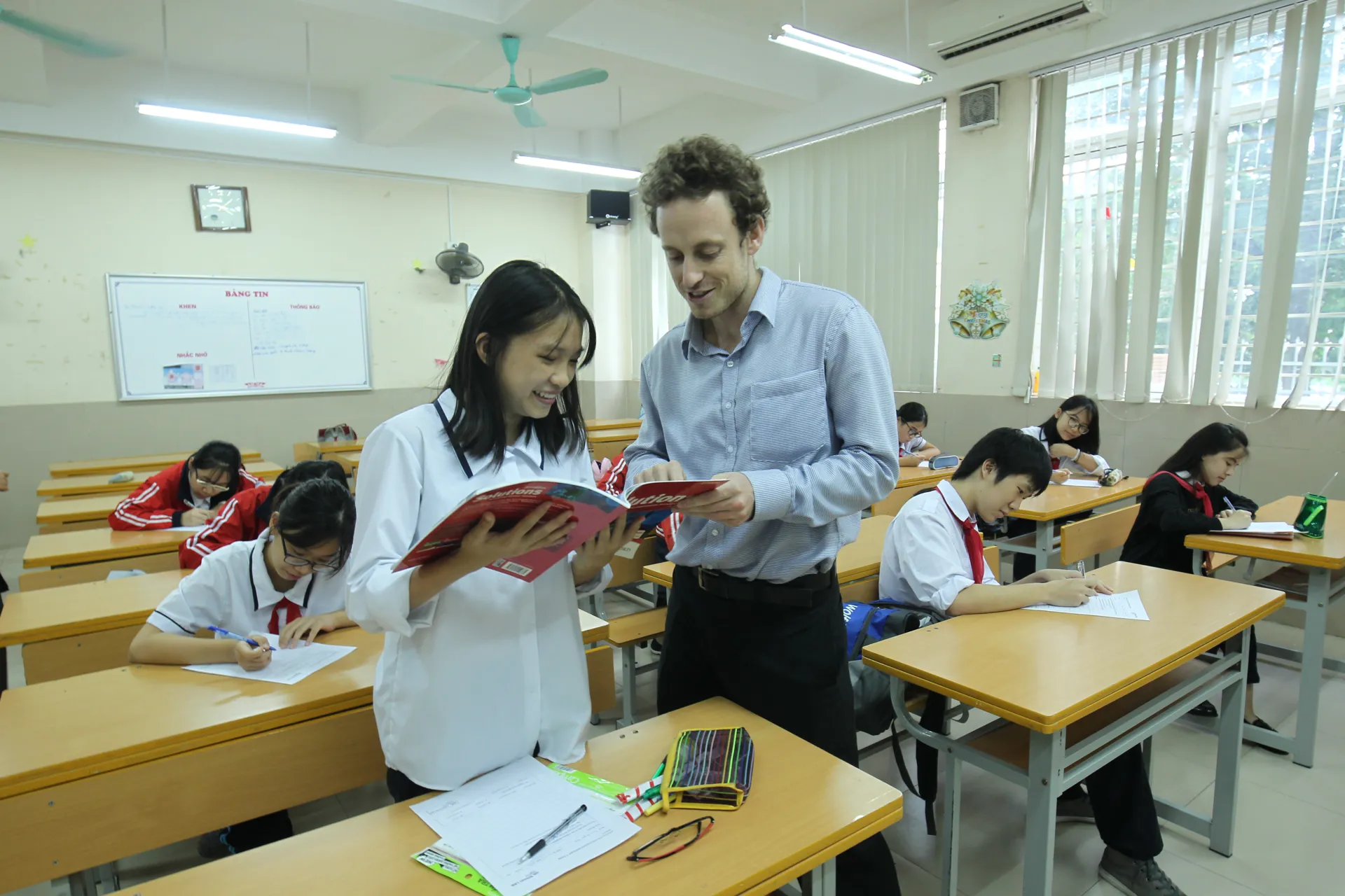 Thầy và trò Trường THCS Nghĩa Tân, quận Cầu Giấy trong giờ học. Ảnh: Công Hùng