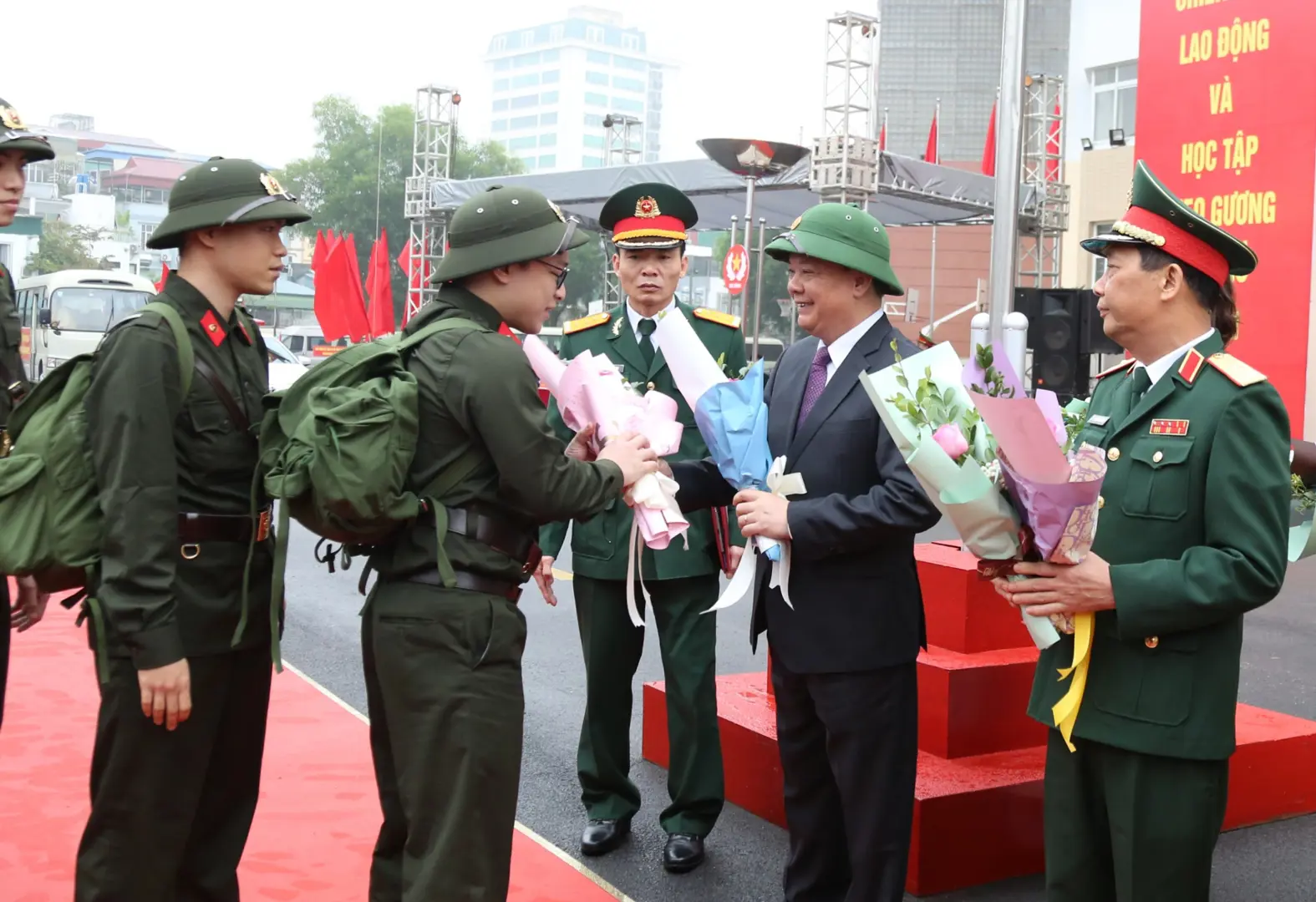 Bí thư Thành ủy Hà Nội động viên tân binh trong ngày lên đường nhập ngũ