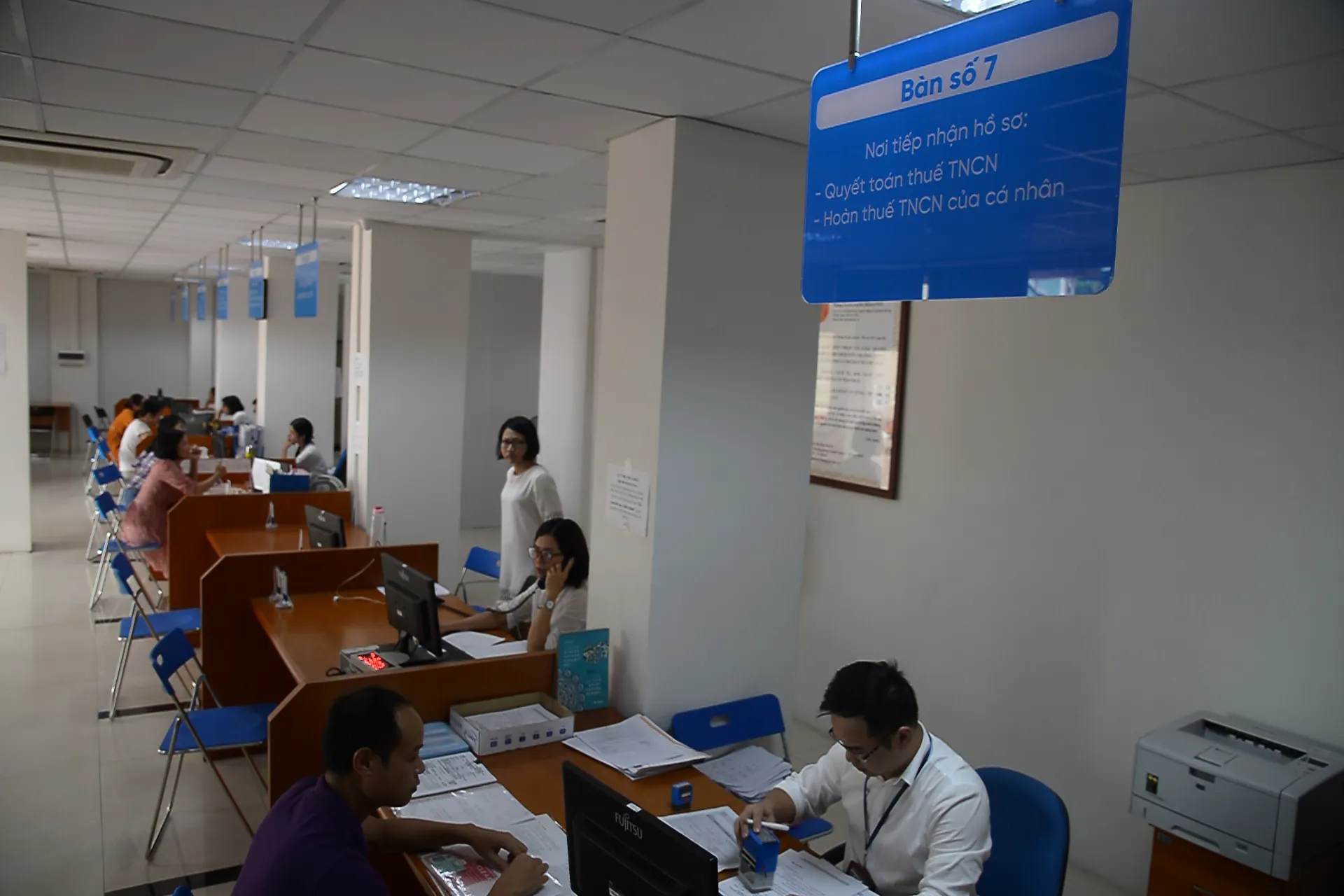 Người dân làm thủ tục tại Cục Thuế Hà Nội. Ảnh: Công Hùng