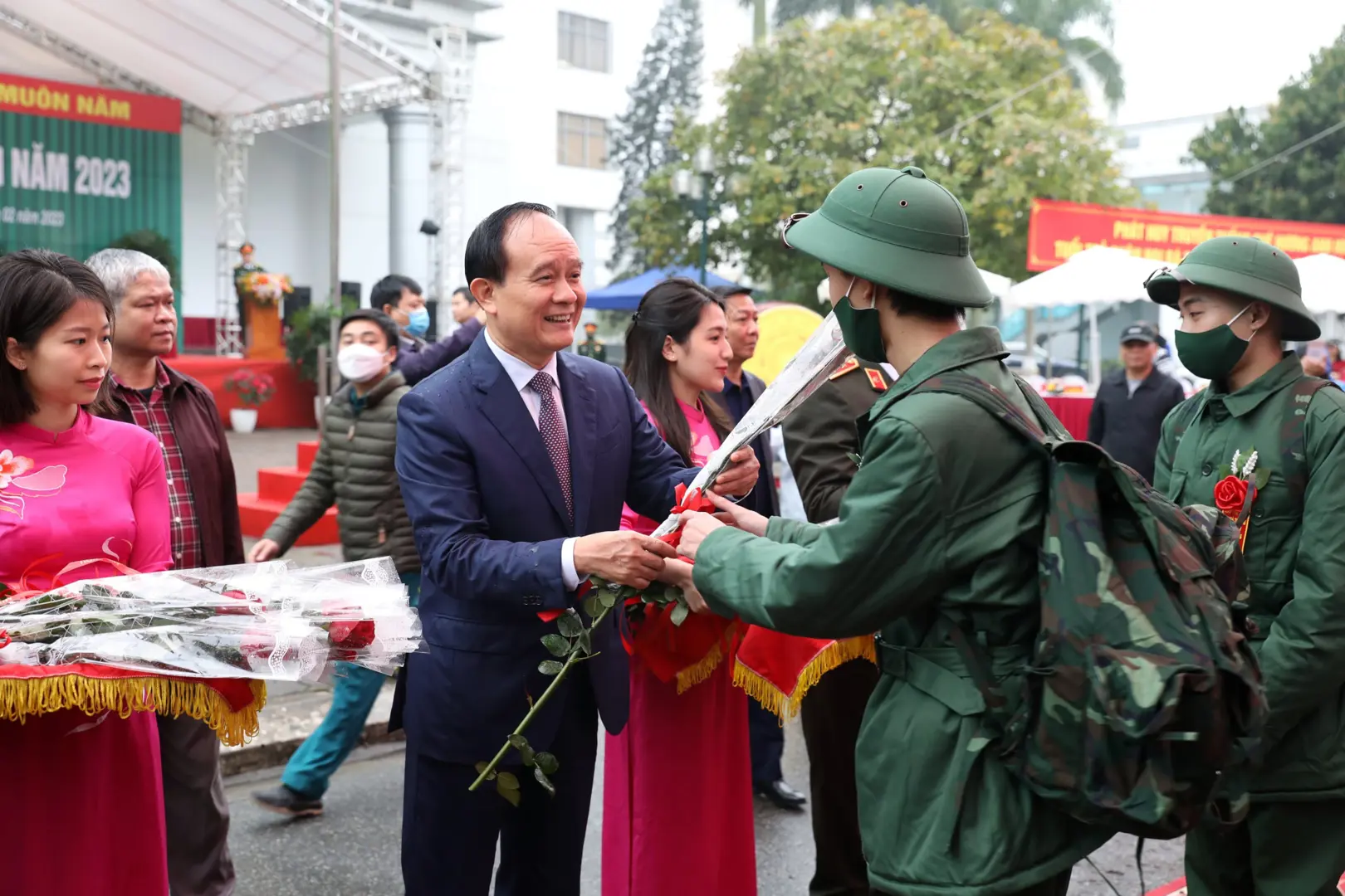 Chủ tịch HĐND TP tiễn 107 tân binh quận Hai Bà Trưng lên đường nhập ngũ