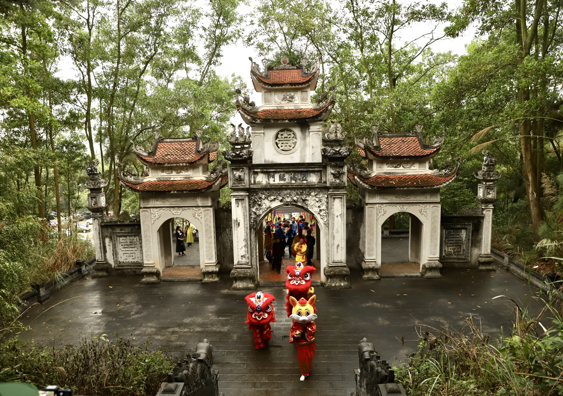 Đoàn lễ tế trời, đất di chuyển lên núi Ngũ Nhạc linh từ. Ảnh: Tiến Huy