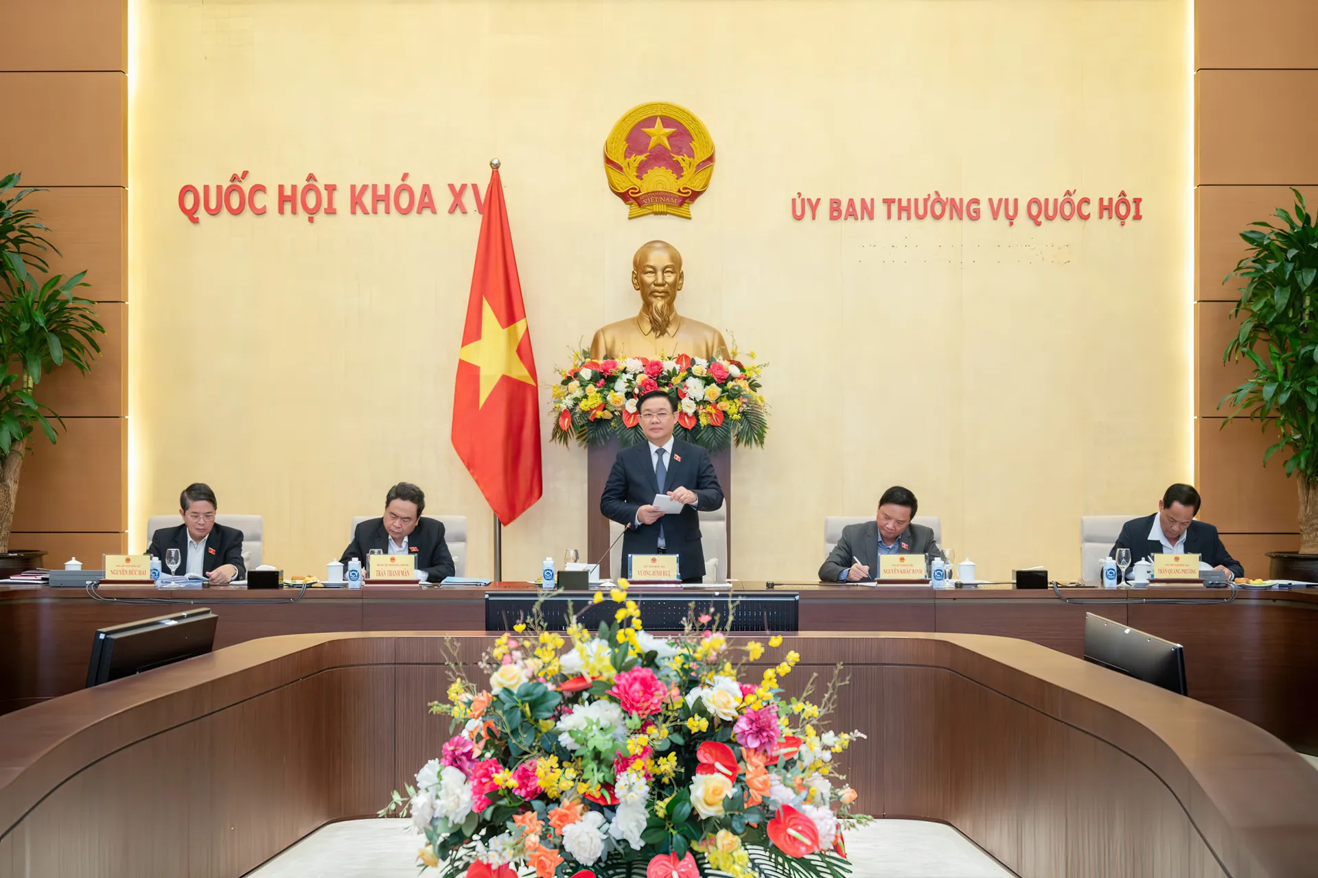 Chủ tịch Quốc hội Vương Đình Huệ phát biểu tại buổi làm việc. Ảnh: Phạm Thắng