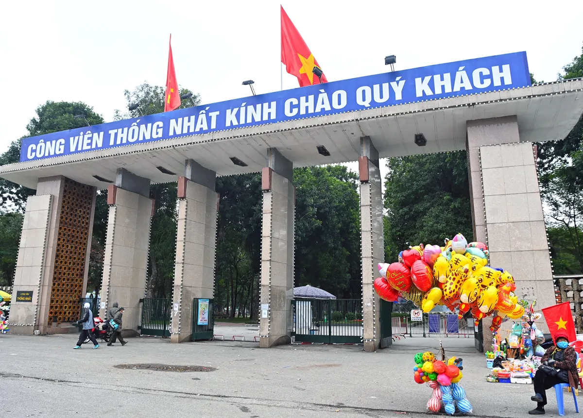 Cổng chính Công viên Thống Nhất nằm bên mặt đường Trần Nhân Tông. Ảnh: Giang Huy