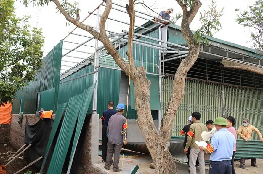 Lực lượng chức năng tháo dỡ công trình xây dựng vi phạm trên đất nông nghiệp ở huyện Quốc Oai. Ảnh: Quốc Hưng