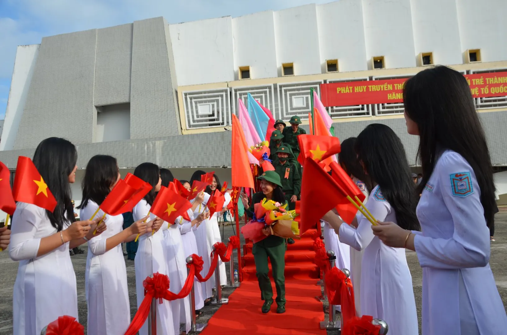 Quảng Ngãi: Thanh niên nô nức lên đường nhập ngũ