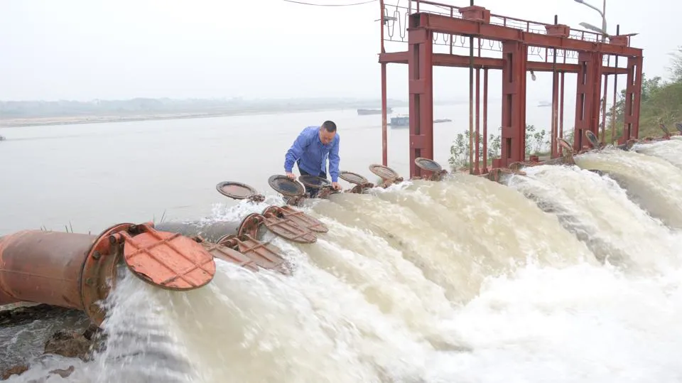 Công nhân vận hành trạm bơm dã chiến Phù Sa (thị xã Sơn Tây). Ảnh: Trọng Tùng