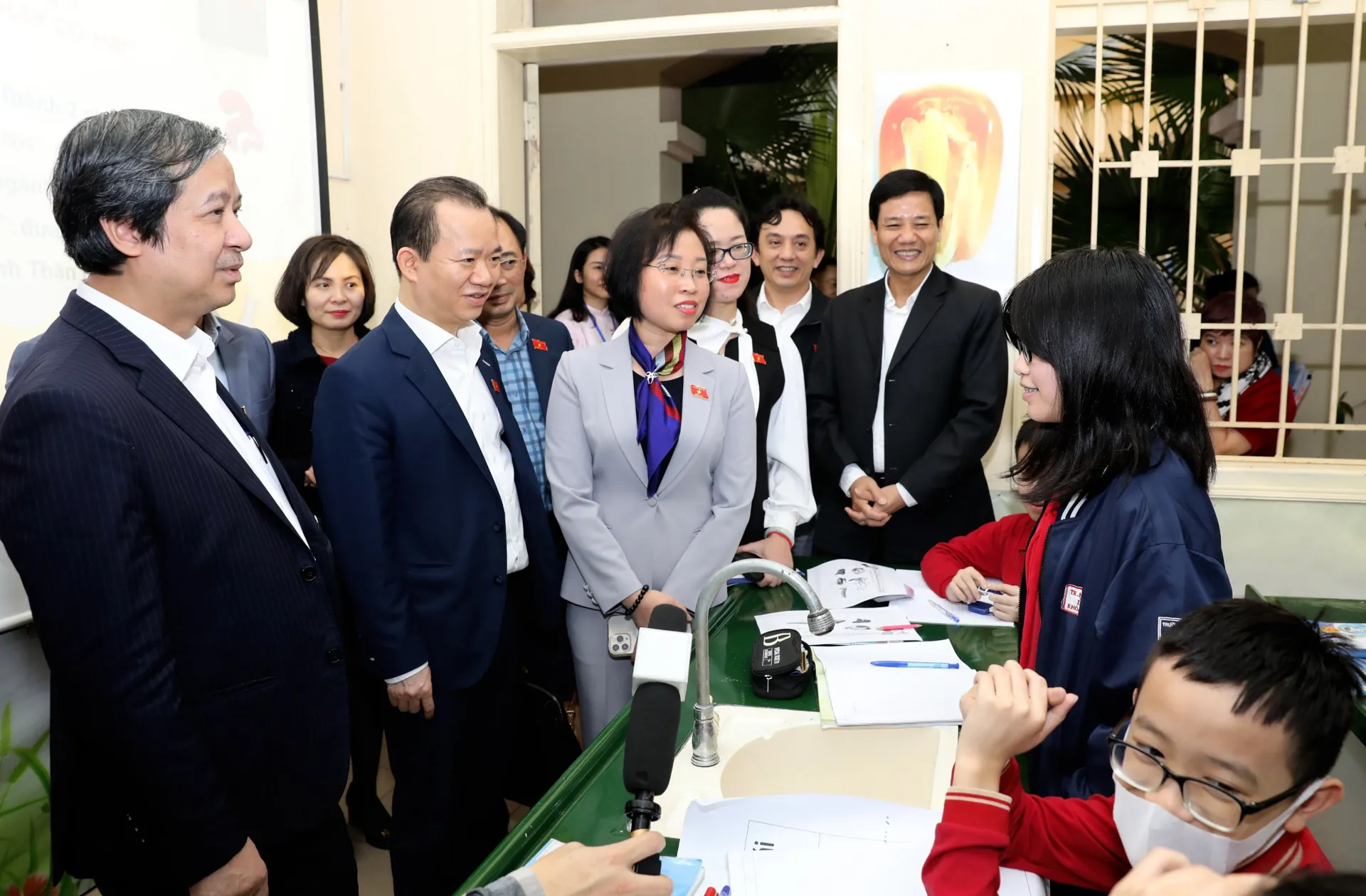 Đoàn đại biểu Quốc hội TP Hà Nội giám sáttại lớp học để nắm bắttình hình dạy và học theo chương trình giáo dục phổ thông 2018. Ảnh: Thịnh An