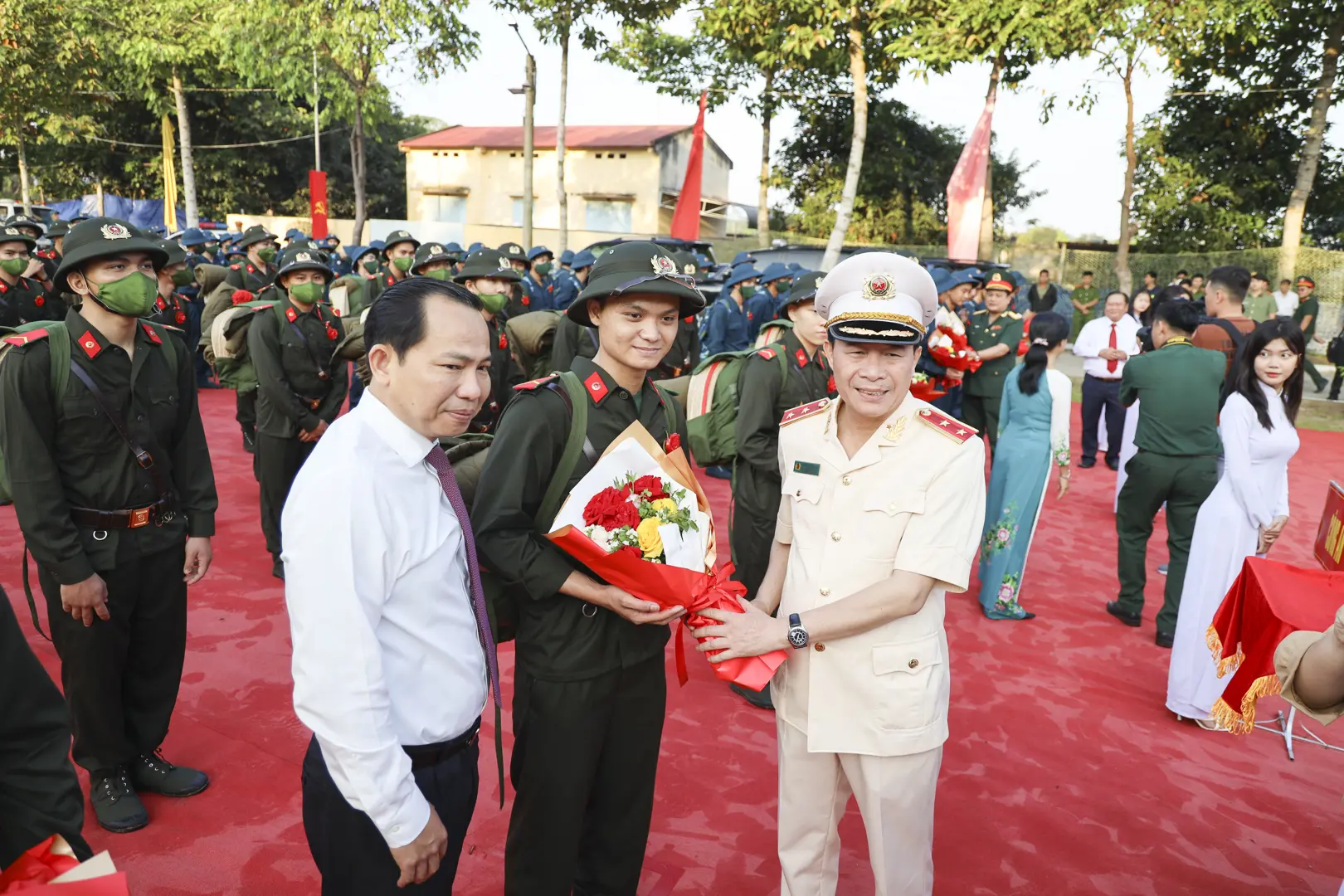 Hàng ngàn thanh niên Đồng bằng sông Cửu Long hăng hái lên đường nhập ngũ