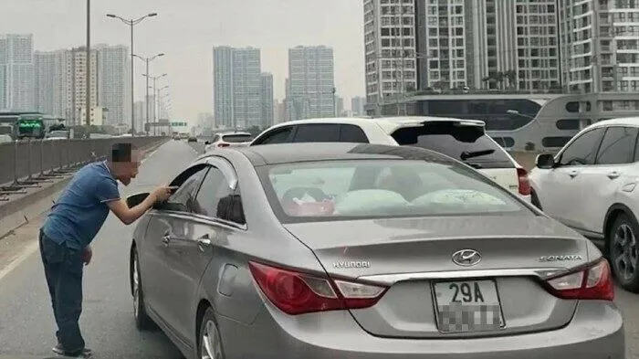 Công an vào cuộc vụ tài xế Porsche chặn đầu, nhổ nước bọt vào xe khác