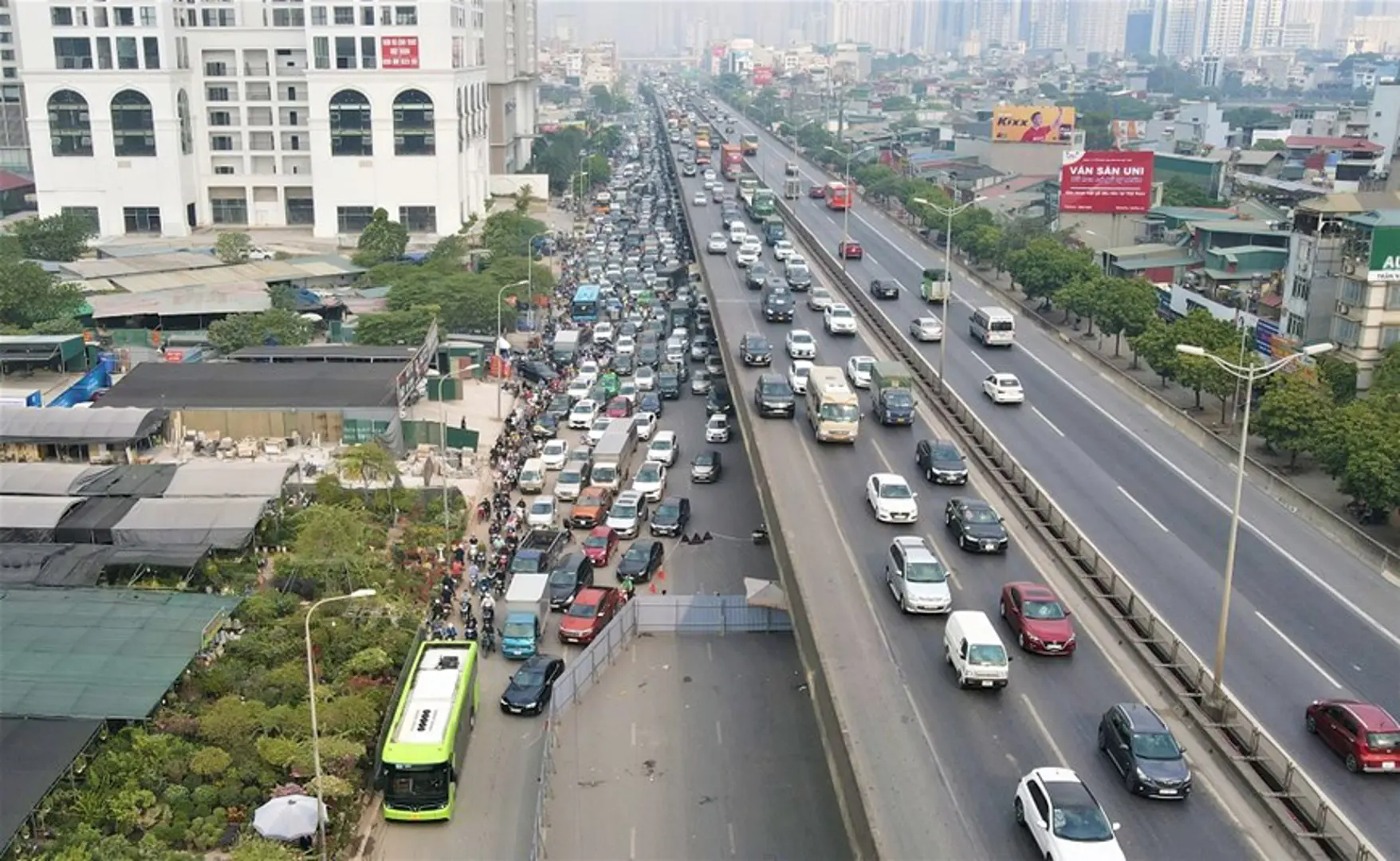 Thêm điểm rào chắn trên đường Nguyễn Xiển