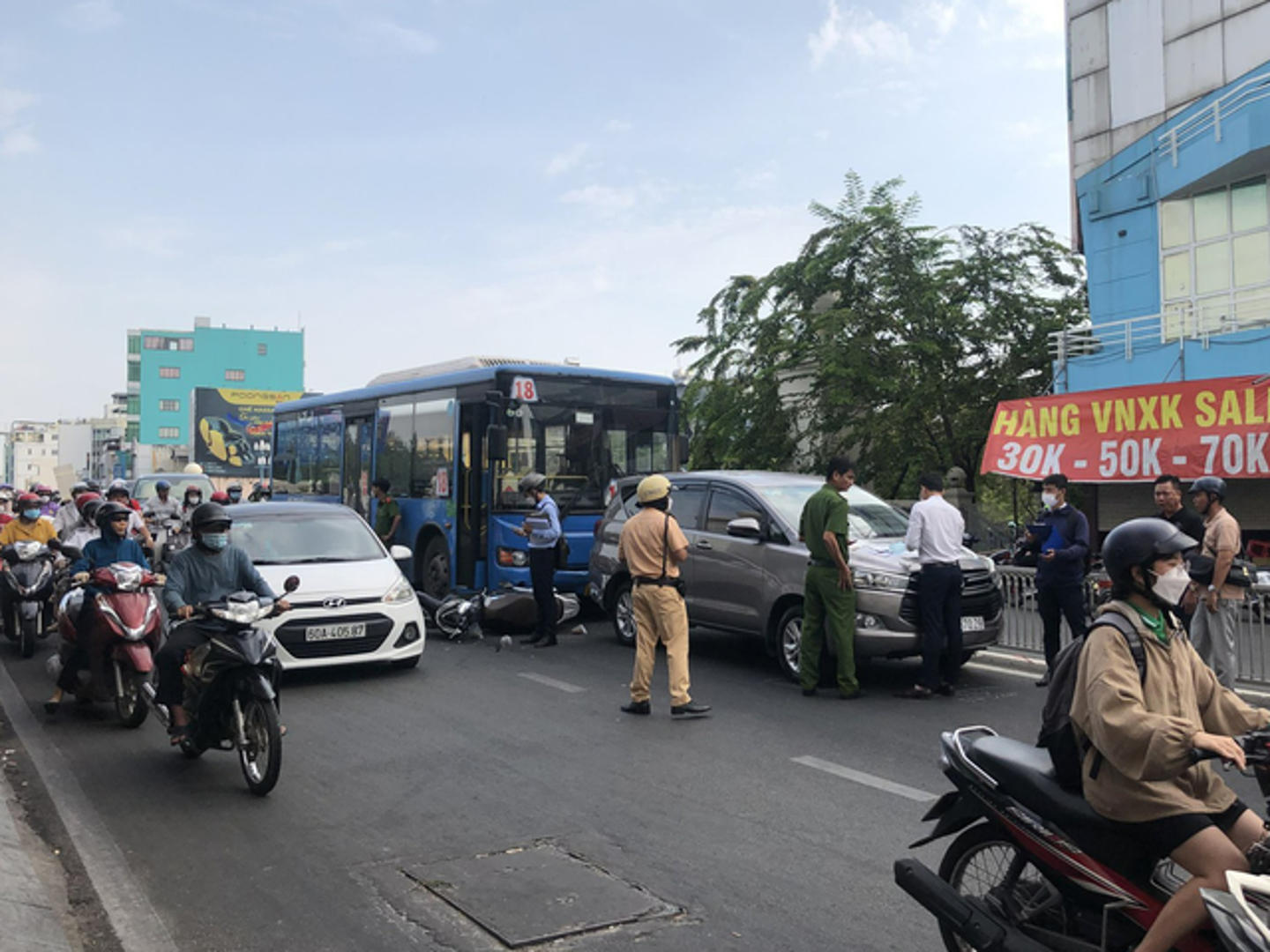 Tai nạn giao thông hôm nay (15/2/2023): Xe máy va chạm container, 1 người tử vong