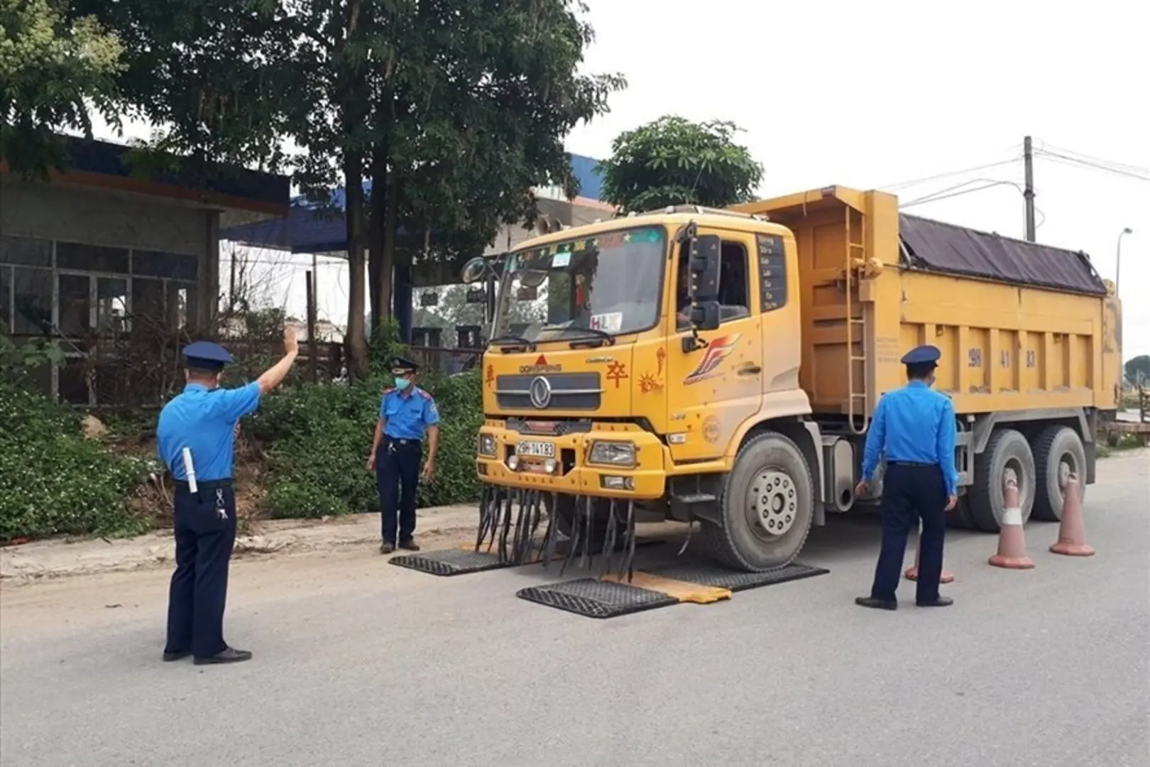 Cần có nhiều giải pháp để kiểm soát tình trạng xe quá tải