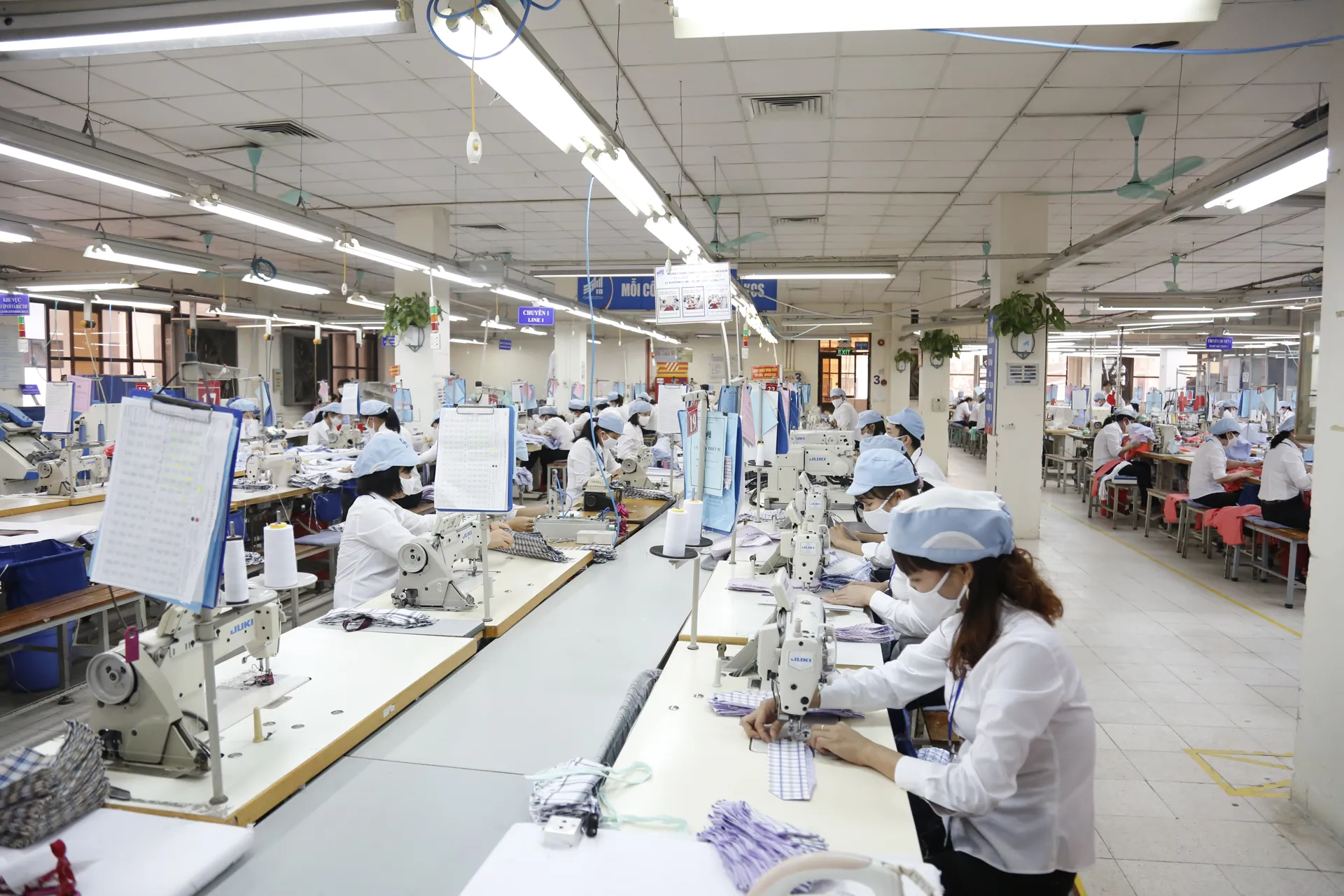 Cần có cơ chế đặc thù để giải quyết quyền lợi cho người lao động khi bị nợ đóng bảo hiểm xã hội. Ảnh: Thanh Hải