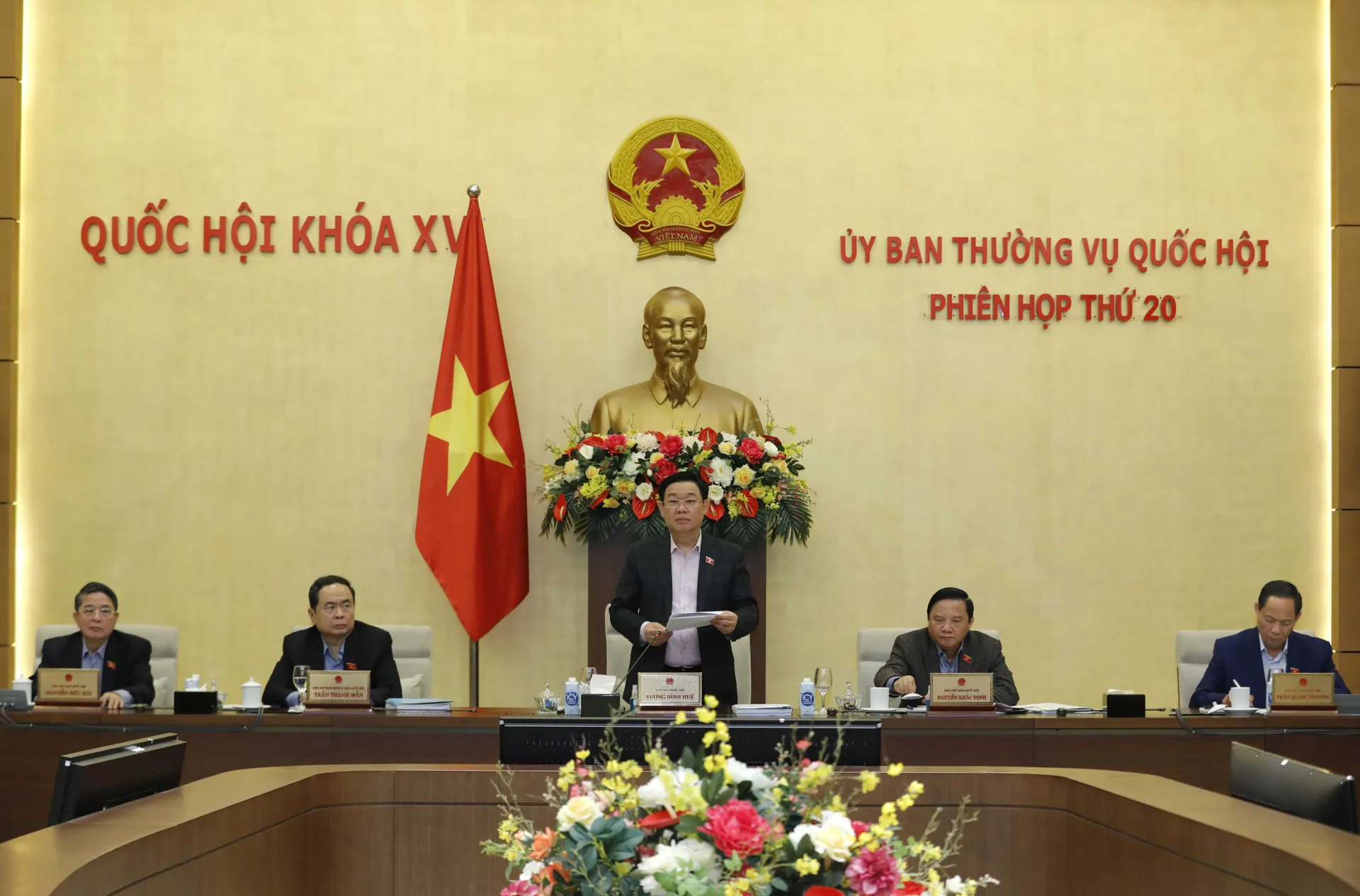 Chủ tịch Quốc hội Vương Đình Huệ phát biểu tại phiên họp. Ảnh: Duy Linh