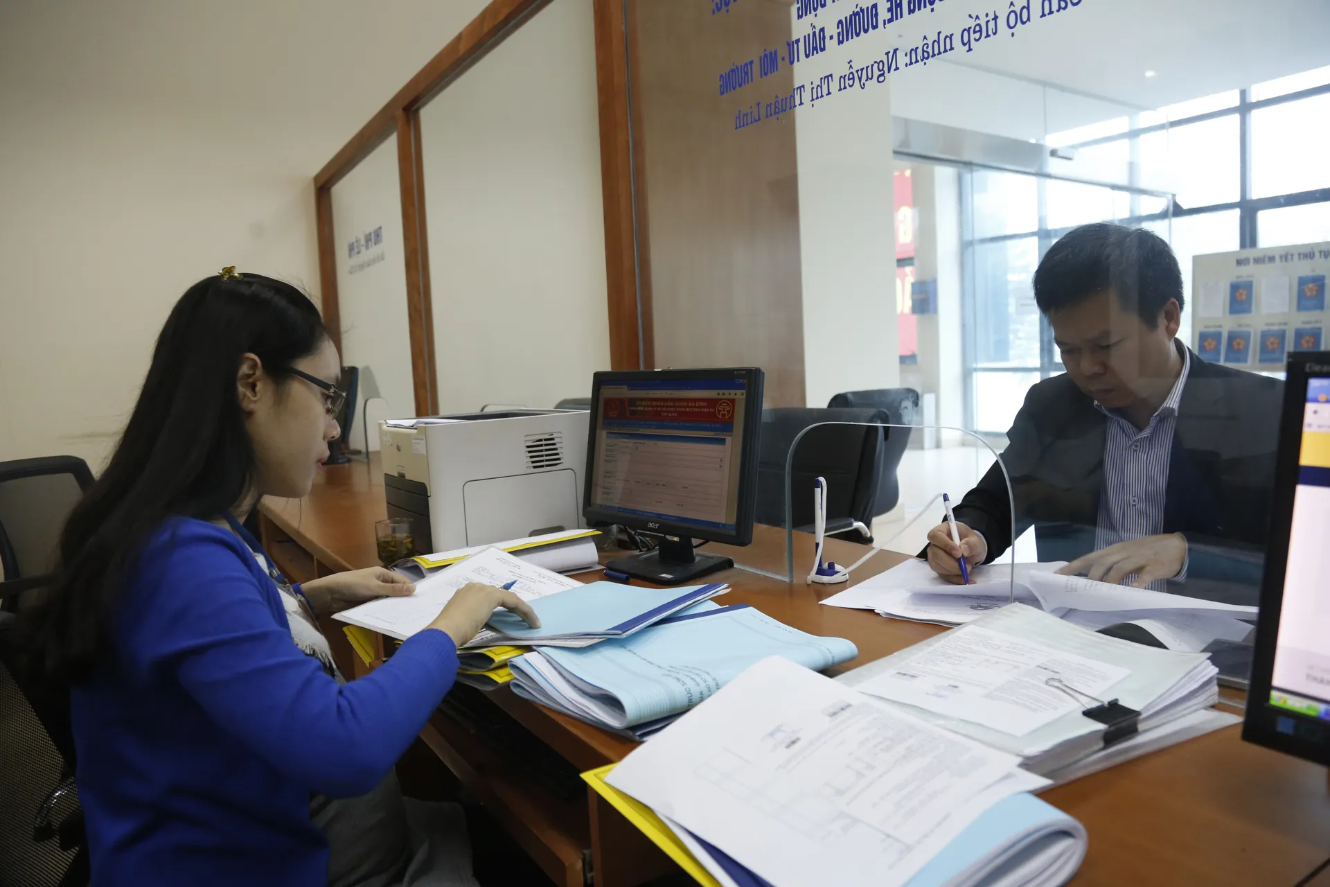 Giải quyết thủ tục hành chính tại bộ phận một cửa quận Ba Đình. Ảnh: Thanh Hải