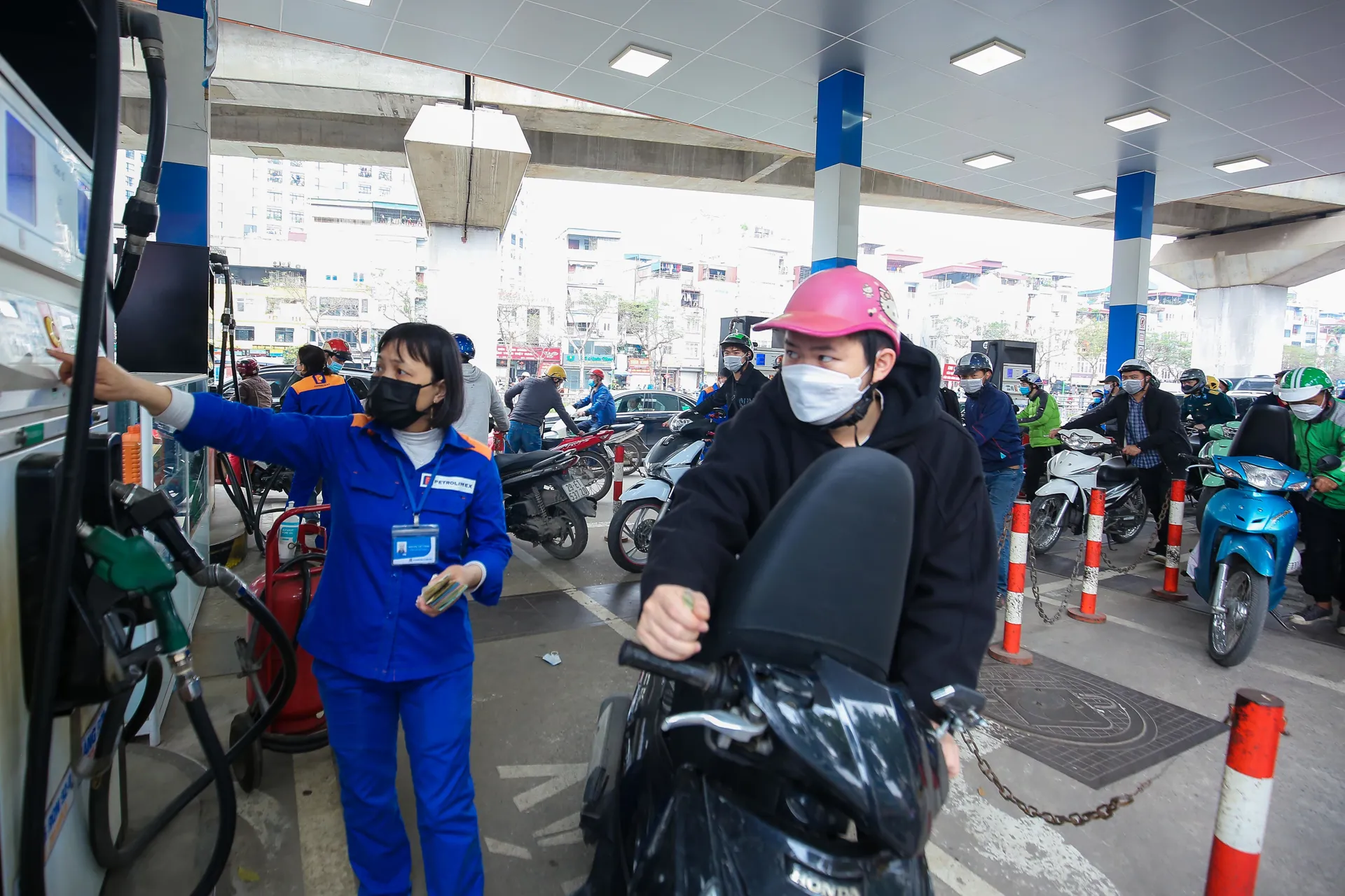 Người tiêu dùng mua xăng tại quận Nam Từ Liêm. Ảnh: Thanh Hải