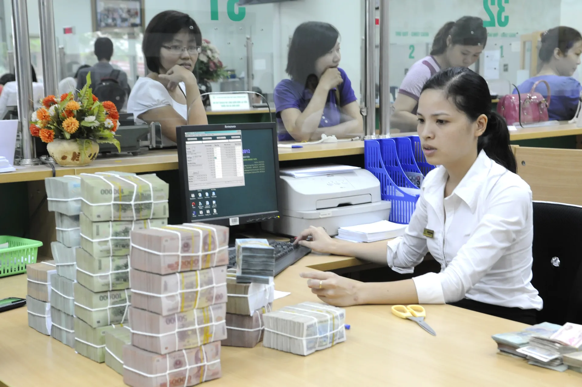 Nhiều DN vẫn chưa dễ tiếp cận gói hỗ trợ lãi suất 2%. Ảnh: Việt Linh