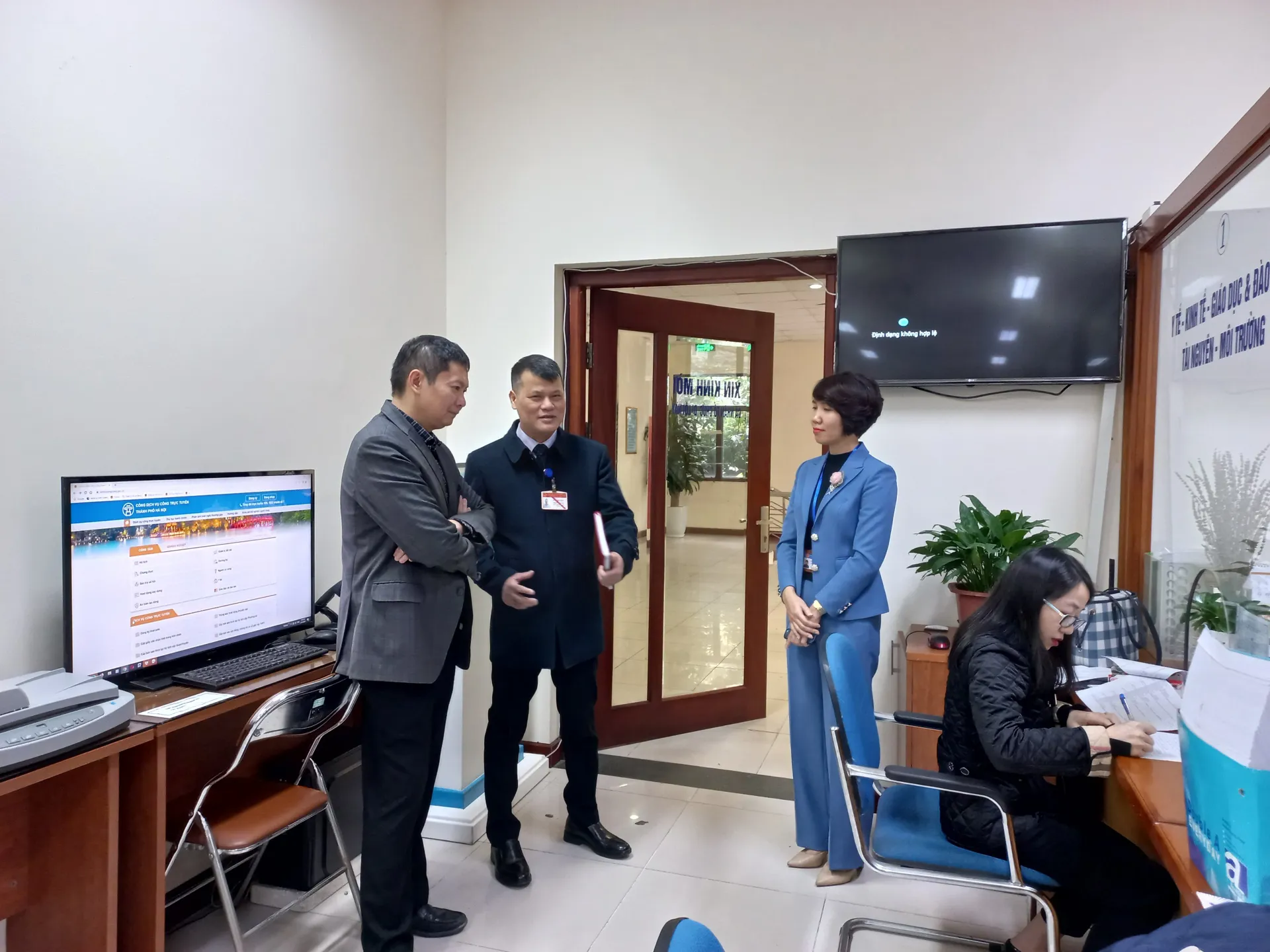 Đoàn kiểm tra công vụ TP kiểm tra đột xuất bộ phận Một cửa thuộc quận Hai Bà Trưng. Ảnh: Thùy Linh