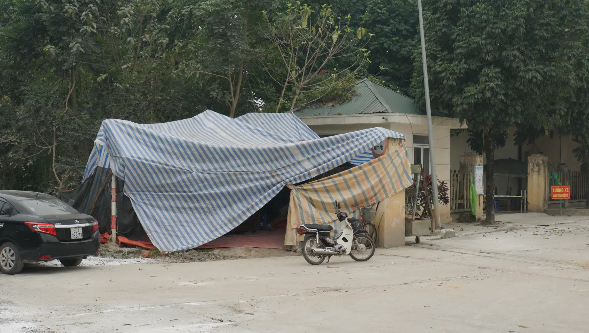 Người dân lý giải nguyên nhân lập lán chặn xe rác Khu xử lý Xuân Sơn