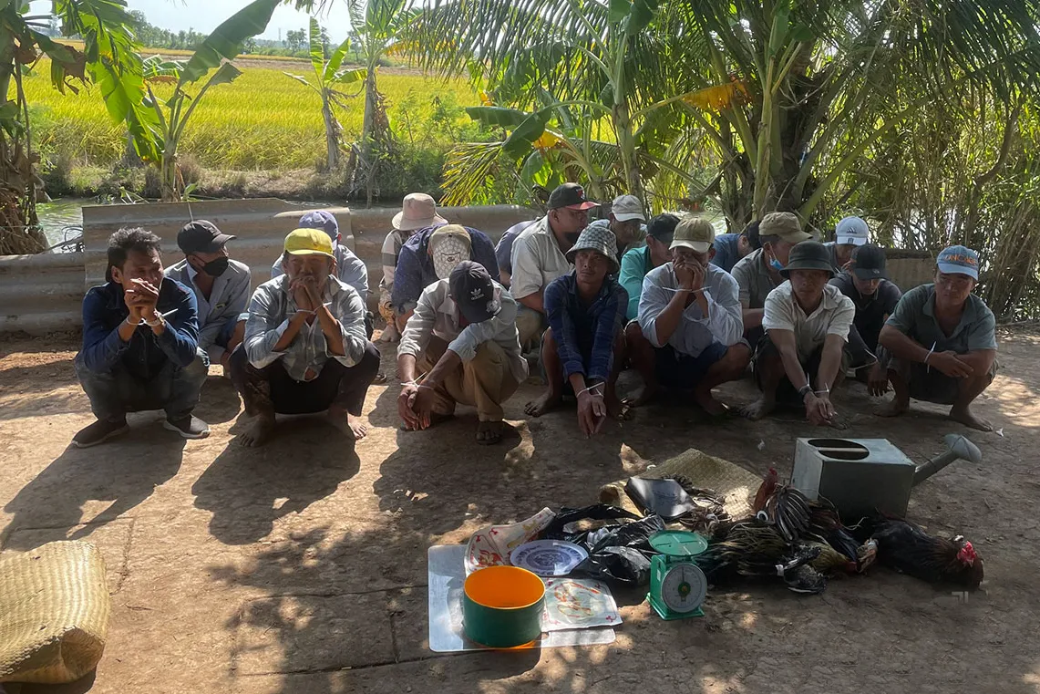 Các đối tượng đánh bạc bị bắt quả tang ở huyện Gò Công Đông.