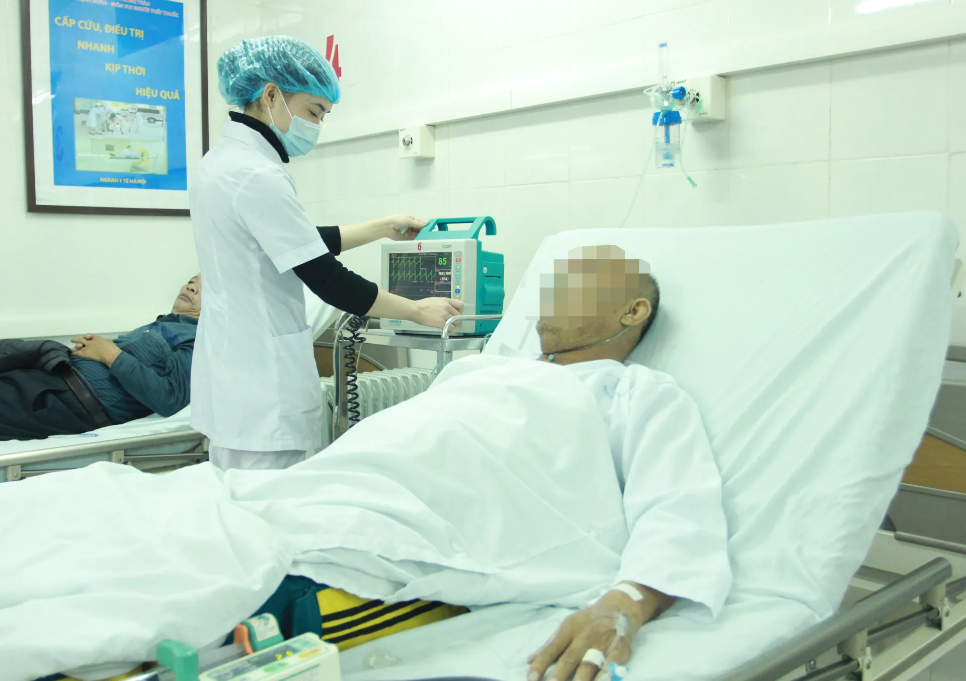 Điều trị cho bệnh nhân tại Bệnh viện Tim Hà Nội. Ảnh: Phạm Hùng