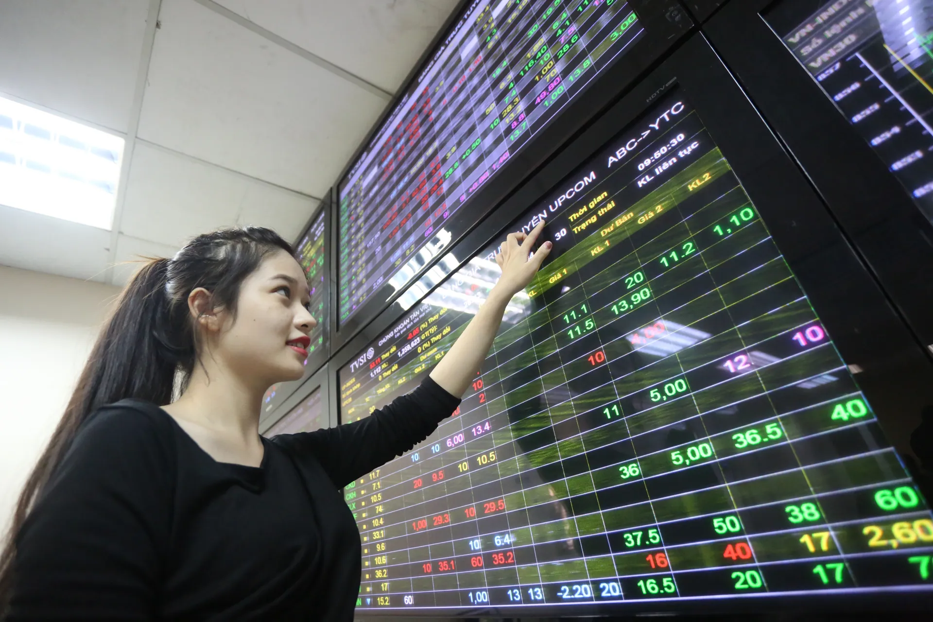 Nhà đầu tư giao dịch chứng khoán ở Hà Nội. Ảnh: Phạm Hùng