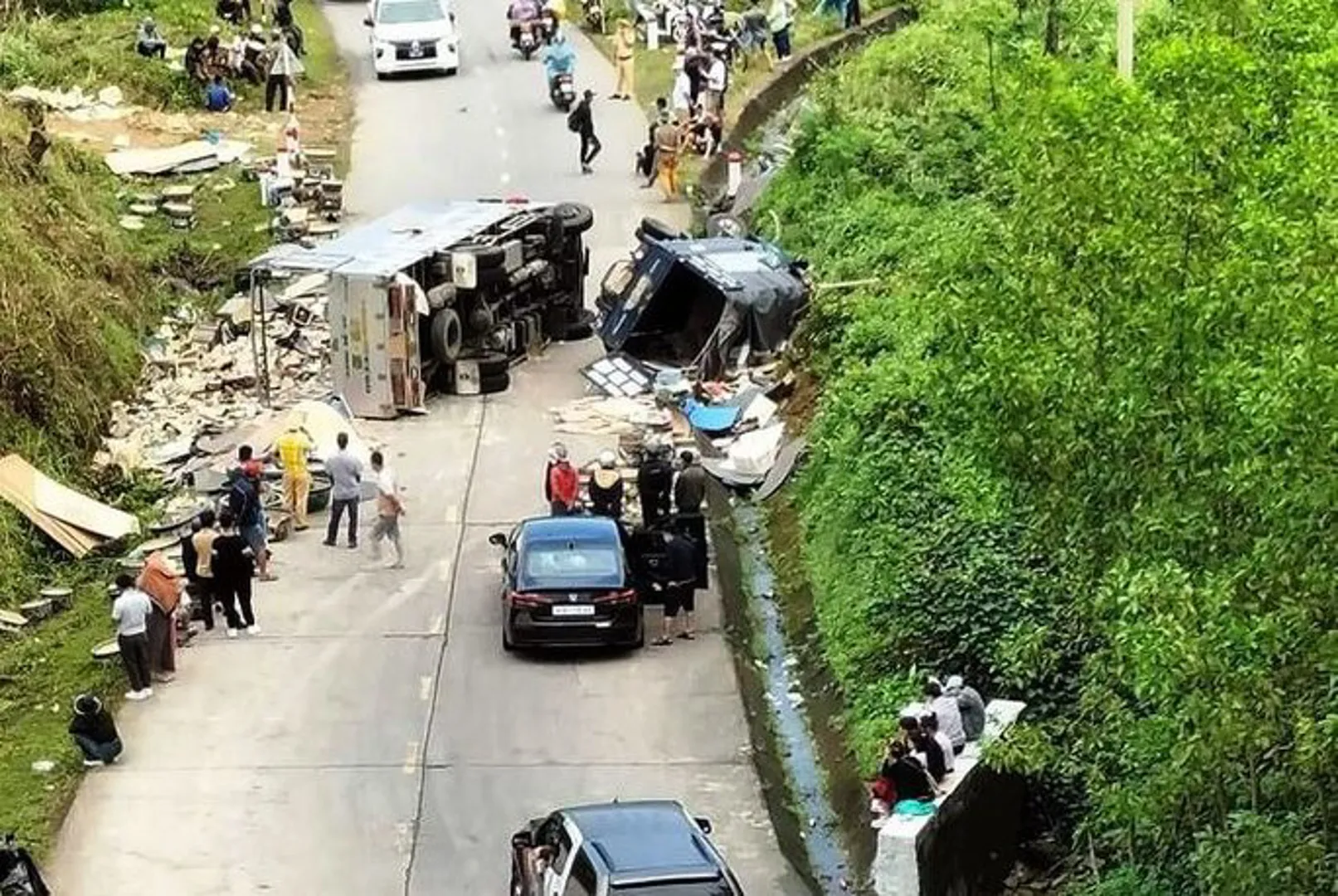 Tai nạn giao thông hôm nay (21/2/2023): Anh em ruột lái xe tải va trúng nhau