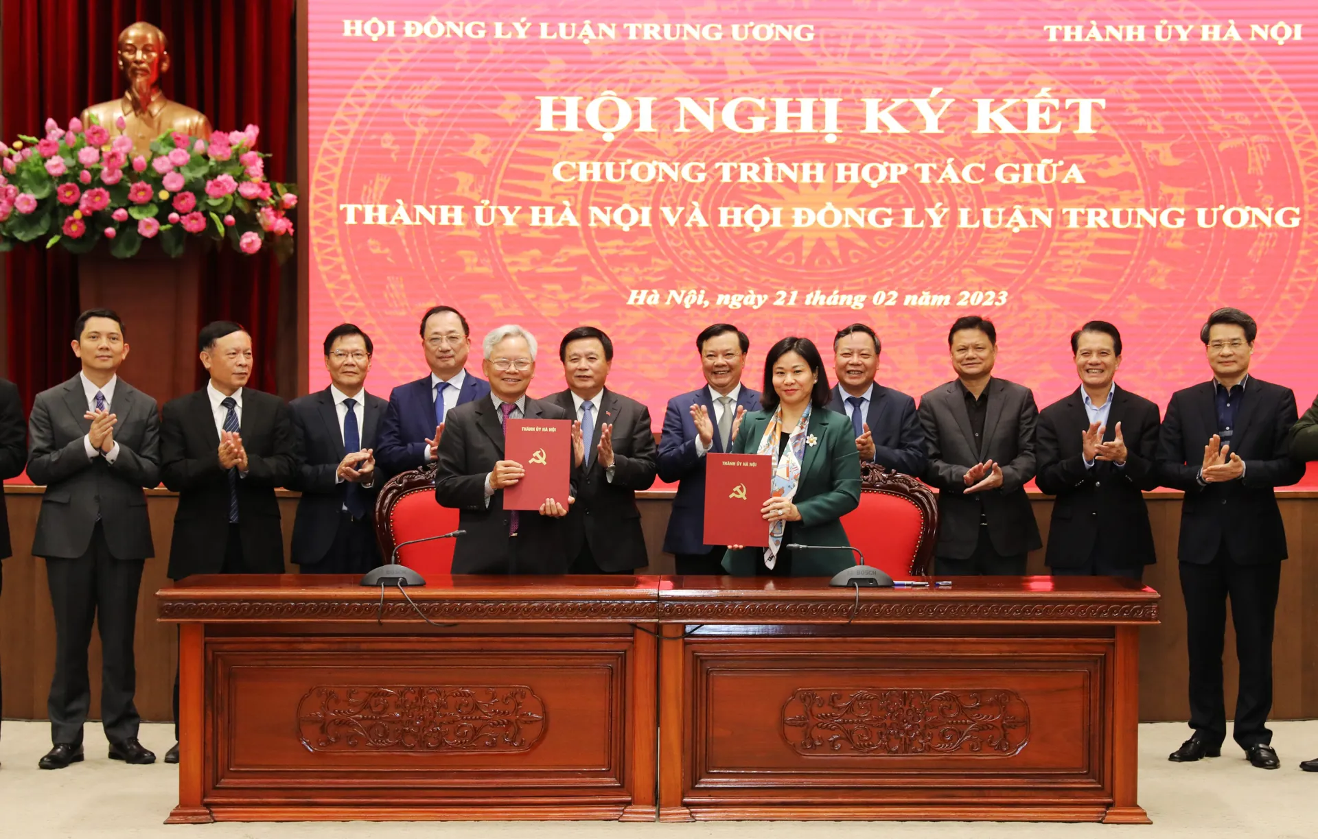 Bí thư Thành ủy Đinh Tiến Dũng và các đại biểu chứng kiến lễ ký kết hợp tác giữa Thành ủy Hà Nội và Hội đồng lý luận T.Ư. Ảnh: Thanh Hải