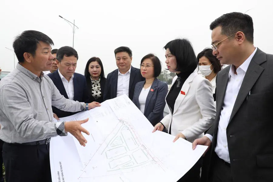 Phó Chủ tịch Thường trực HĐND TP Hà Nội Phùng Thị Hồng Hà làm Trưởng đoàn khảo sát thực địa tại xã Tam Hưng, huyện Thanh Oai. Ảnh: Thịnh An