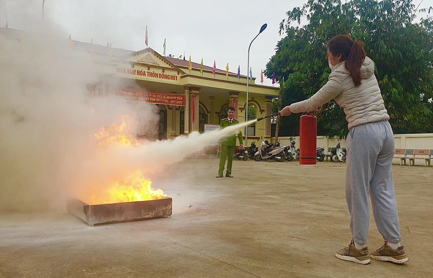 Công an huyện Mỹ Đức huấn luyện PCCC cho doanh nghiệp ở xã Đồng Tâm.