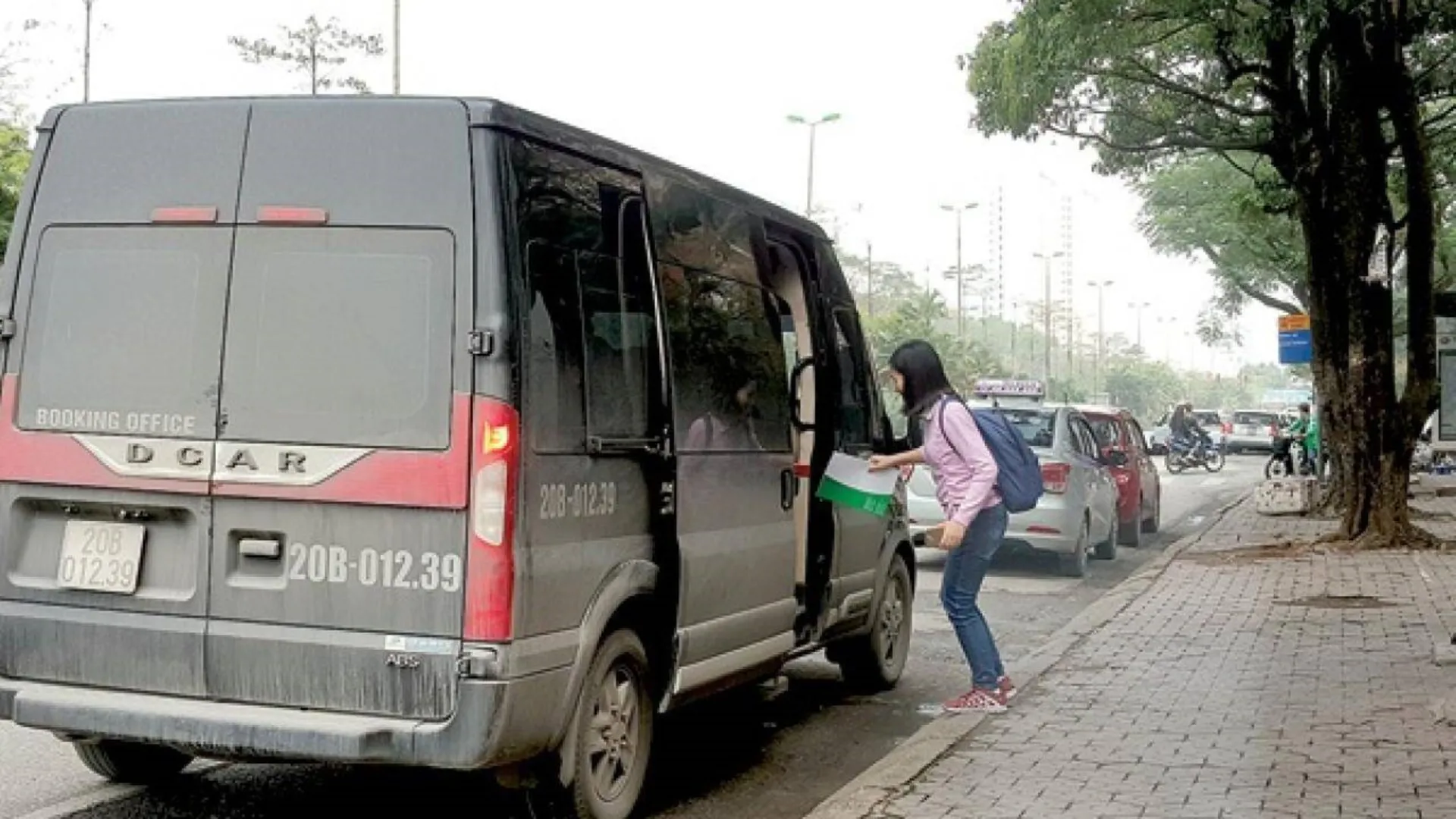 Xe hợp đồng trá hình đang bóp nghẹt các loại hình vận tải hợp pháp khác. Ảnh: Nguyễn Quý