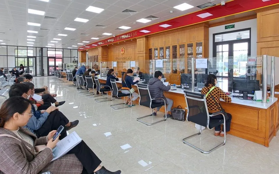 Bộ phận Một cửa cũng như các khu vực làm việc, đón tiếp công dân tại UBND quận Hoàng Mai được bố trí rộng rãi, khang trang.