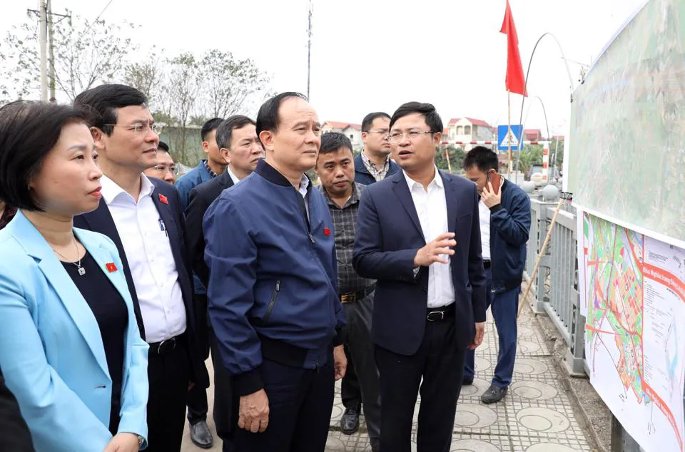 Đoàn khảo sát tại khu vực nút giao giữa đường Vành đai 4 và trục Tây Thăng Long, khu vực đường dẫn quanh phạm vi cầu Hồng Hà.