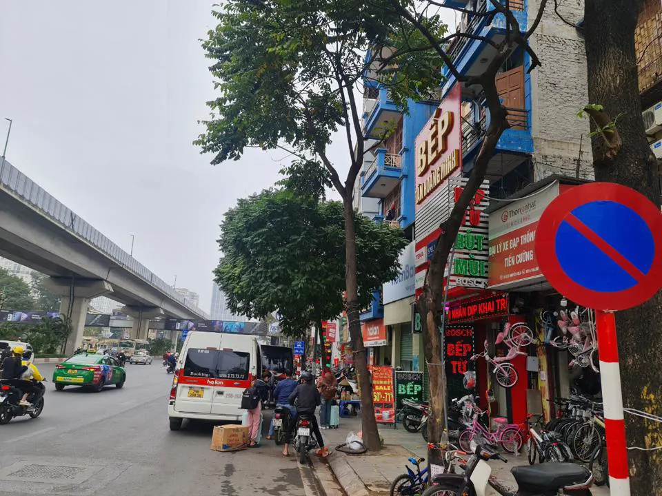 Quản lý xe vận chuyển khách trá hình còn nhiều bất cập. Ảnh: Phạm Công