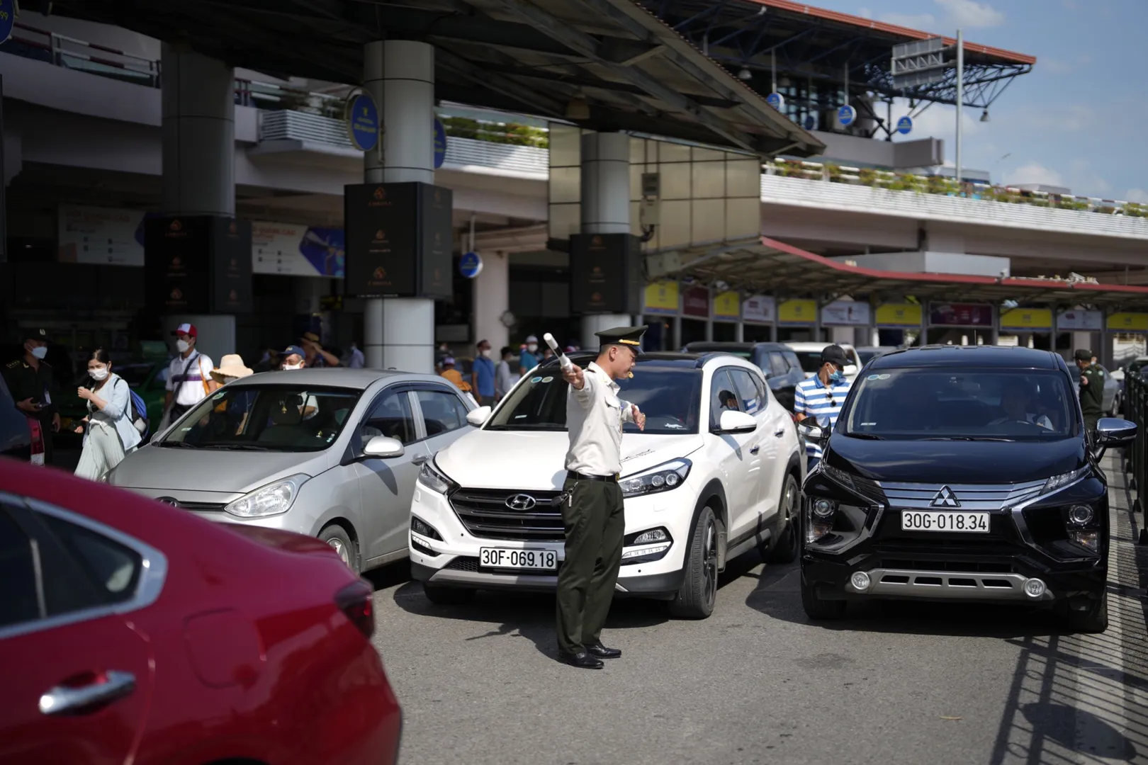 Thu phí không dừng ở sân bay: Tốt nhưng cần thận trọng