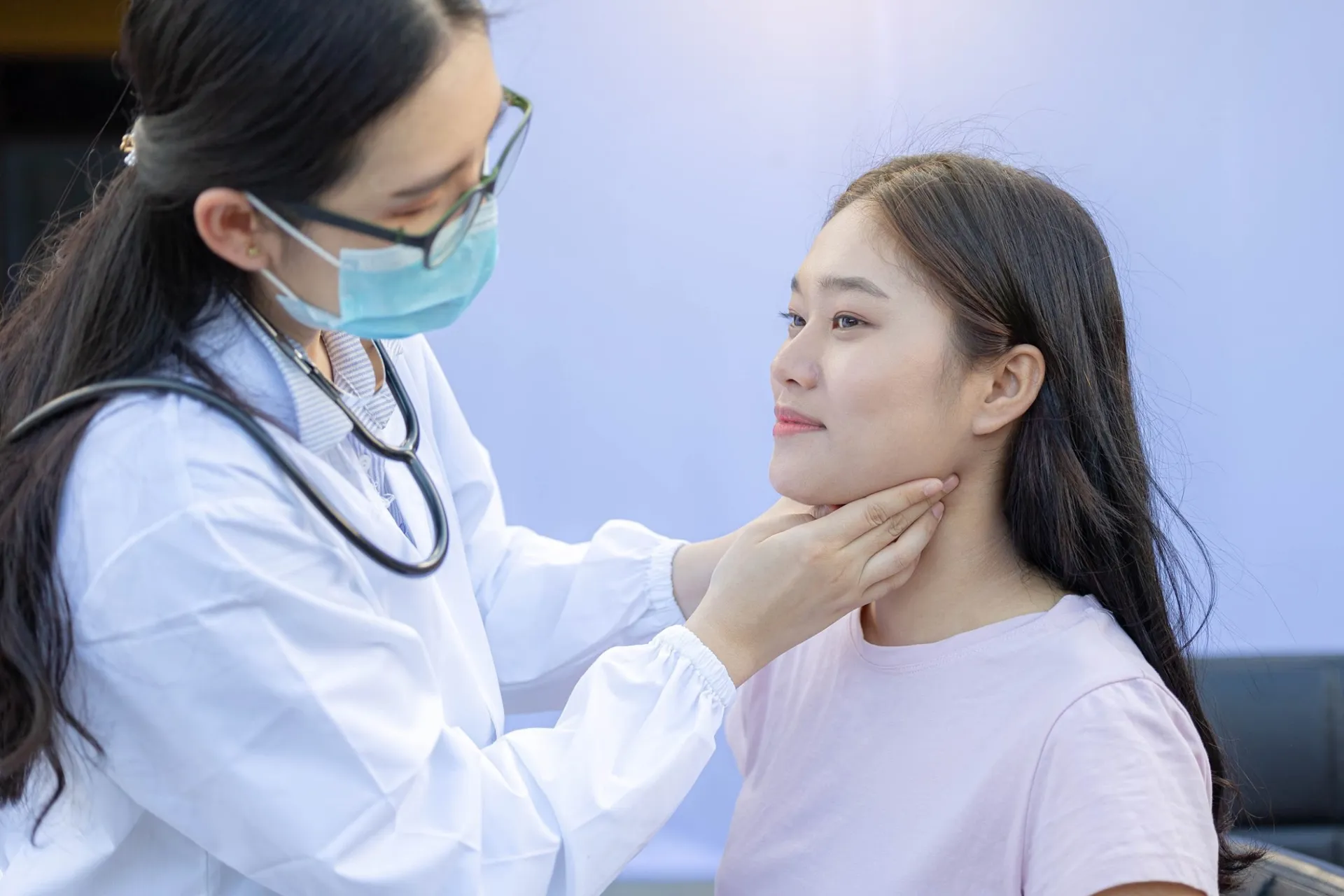 Thăm khám tuyến giáp cho người bệnh. Ảnh: Trần Anh