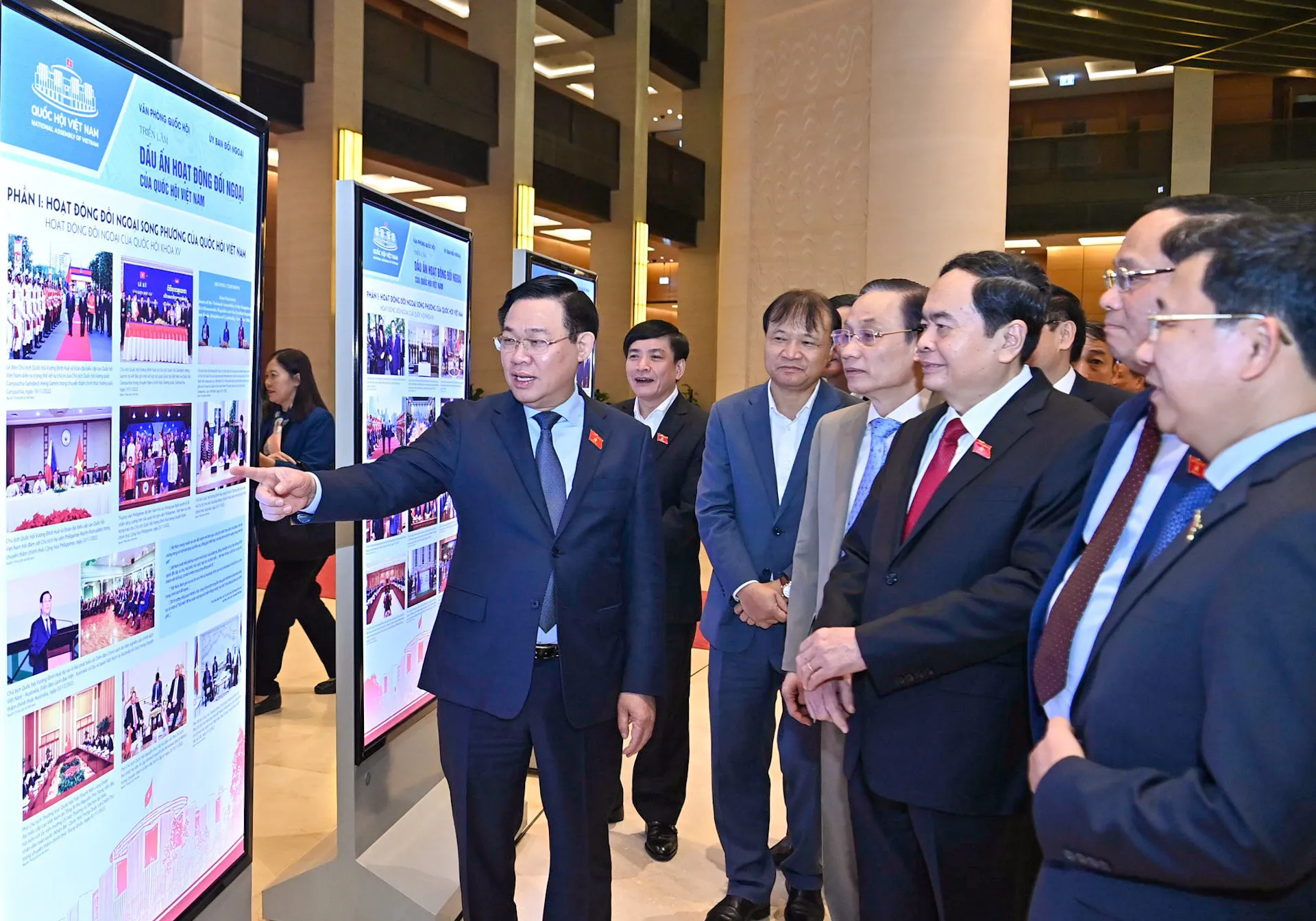 Chủ tịch Quốc hội Vương Đình Huệ và các đại biểu tham quan triển lãm ảnh về công tác đối ngoại của Quốc hội. Ảnh: Duy Linh