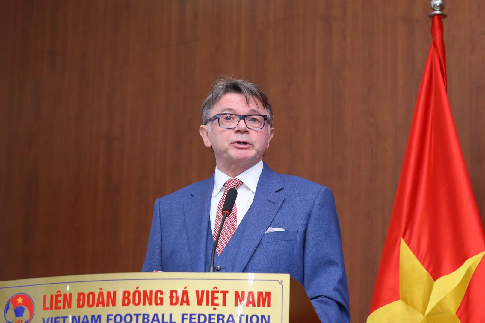 Ông Philippe Troussier chính thức ký hợp đồng HLV tuyển bóng đá quốc gia Việt Nam