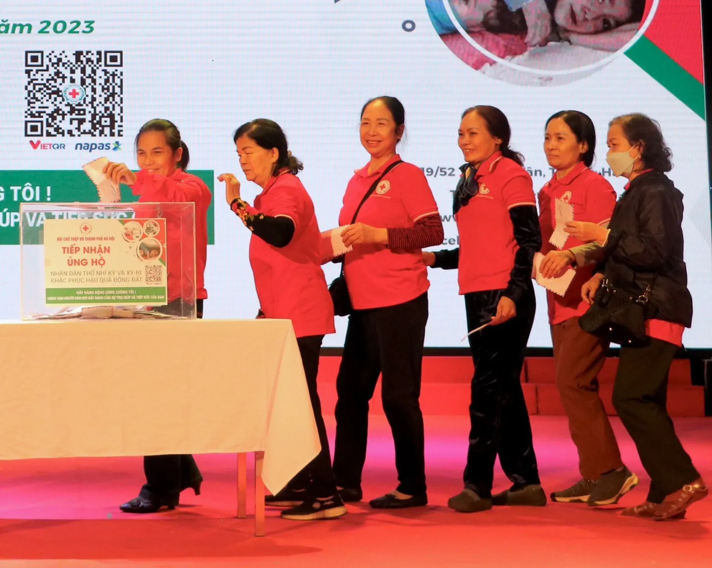 Nhiều tổ chức, cá nhân chung tay ủng hộ người dân nước bạn khắc phục hậu quả động đất. Ảnh: Ngọc Minh