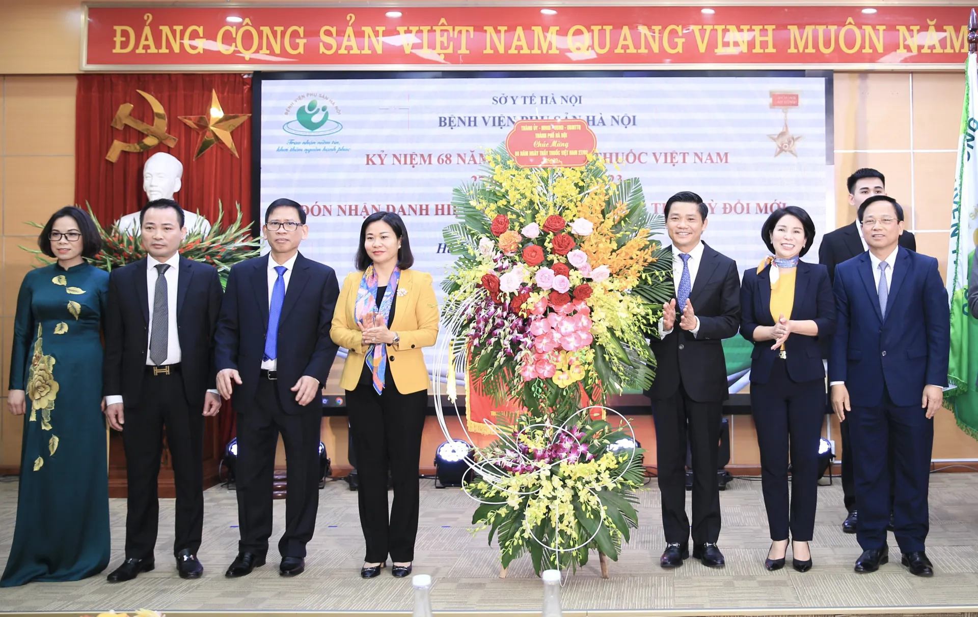 Phó Bí thư Thường trực Thành ủy Nguyễn Thị Tuyến trao tặng Bệnh viện Phụ sản Hà Nội danh hiệu“Anh hùng Lao động thời kỳ đổi mới”. Ảnh: Trọng Toàn